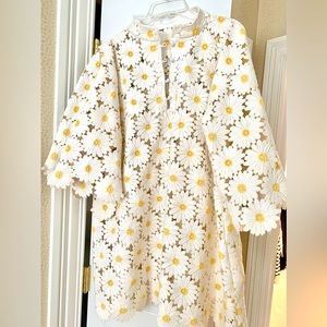 Caftan in heavy daisy guipure fabric.Similar in style to the la vie style house